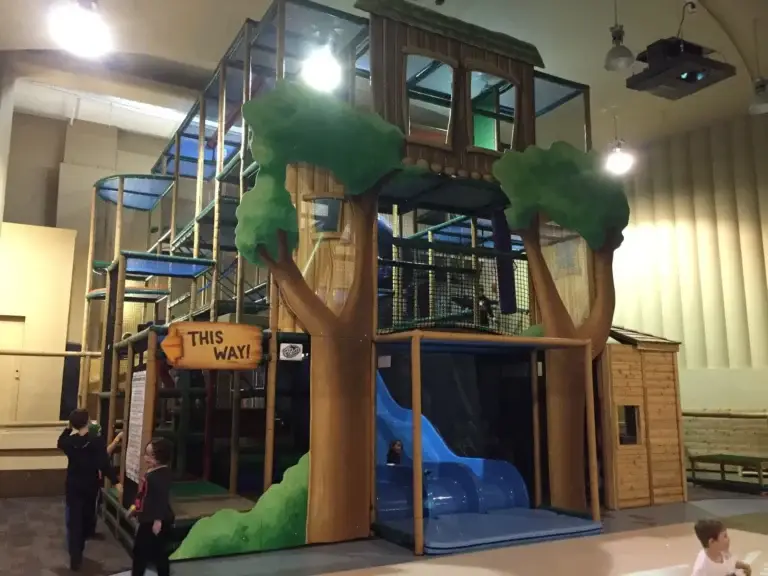 Maple Tops in the Paramount Theatre Thunder Bay 1 768x576